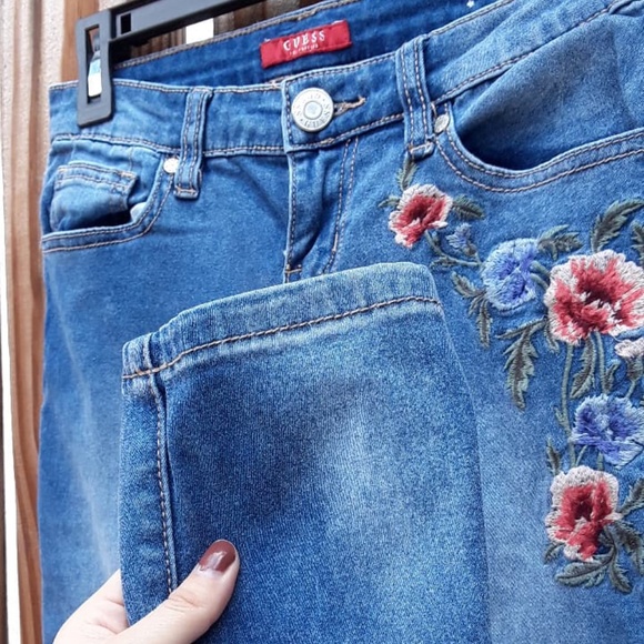 GUESS Medium Wash Embroidered Skinny Jeans Size 25 - Picture 4 of 7